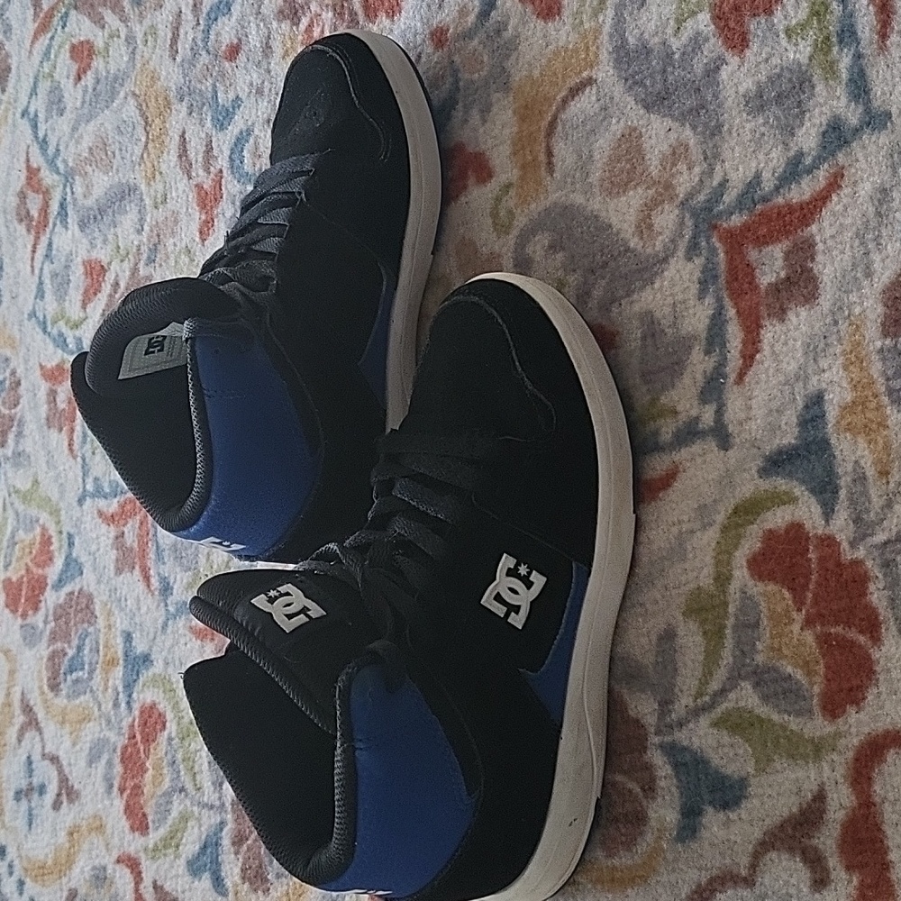 DC Youth size 2 tennis shoe